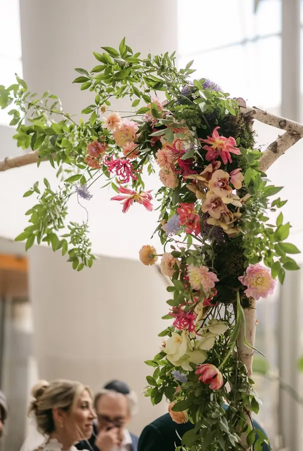 Dayna & Pat wedding florals by Mythology Floral Art, Toronto, photograph by 515 Photography
