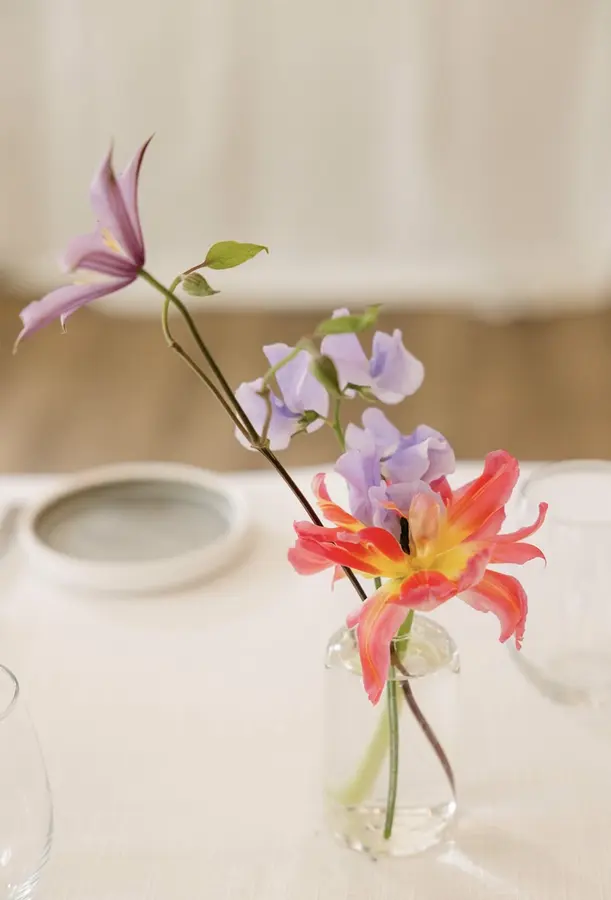Dayna & Pat wedding florals by Mythology Floral Art, Toronto, photograph by 515 Photography