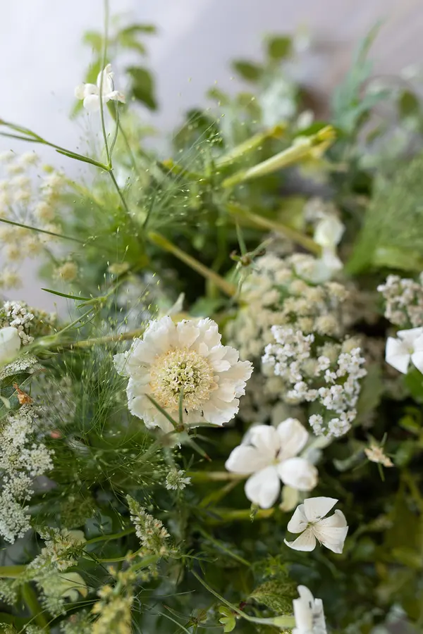 Jenn & Vince wedding florals by Mythology Floral Art, Toronto, photograph by Zsuzsi Pal