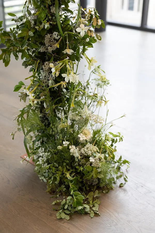 Jenn & Vince wedding florals by Mythology Floral Art, Toronto, photograph by Zsuzsi Pal