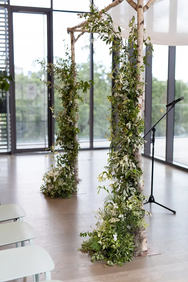 Jenn & Vince wedding florals by Mythology Floral Art, Toronto, photograph by Zsuzsi Pal