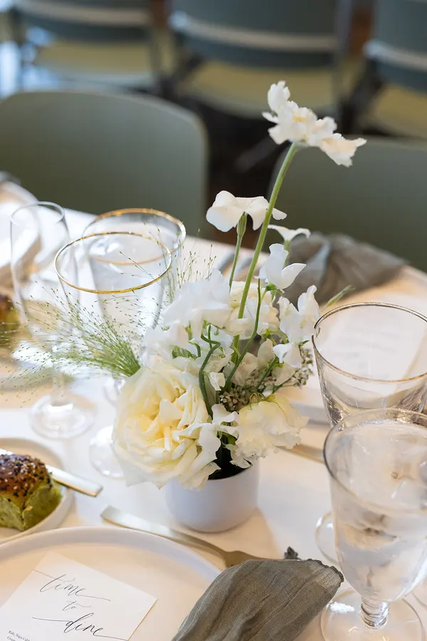Jenn & Vince wedding florals by Mythology Floral Art, Toronto, photograph by Zsuzsi Pal