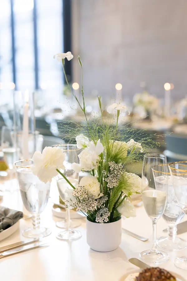 Jenn & Vince wedding florals by Mythology Floral Art, Toronto, photograph by Zsuzsi Pal