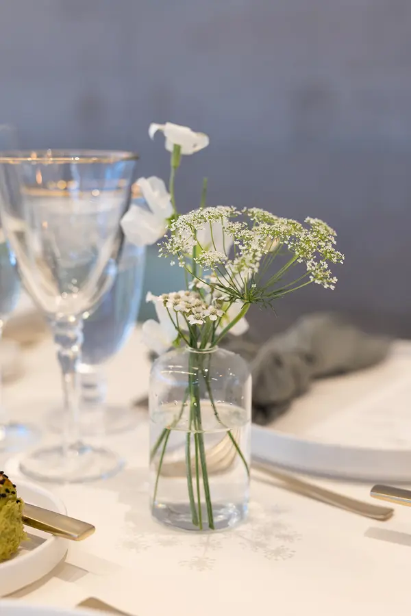 Jenn & Vince wedding florals by Mythology Floral Art, Toronto, photograph by Zsuzsi Pal