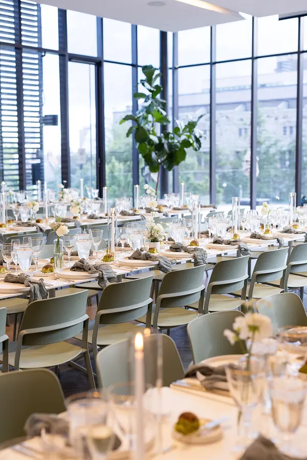 Jenn & Vince wedding florals by Mythology Floral Art, Toronto, photograph by Zsuzsi Pal