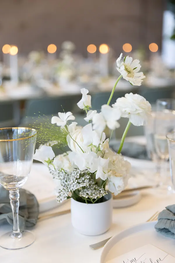 Jenn & Vince wedding florals by Mythology Floral Art, Toronto, photograph by Zsuzsi Pal