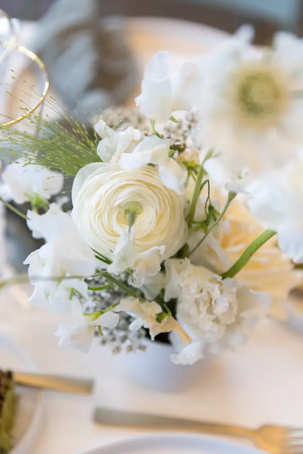Jenn & Vince wedding florals by Mythology Floral Art, Toronto, photograph by Zsuzsi Pal