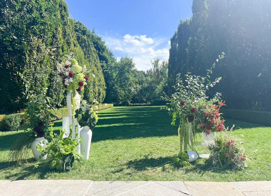 Nadia & Max wedding florals at Graydon Hall Manor by Mythology Floral Art, Toronto, photograph by Sara Kelly